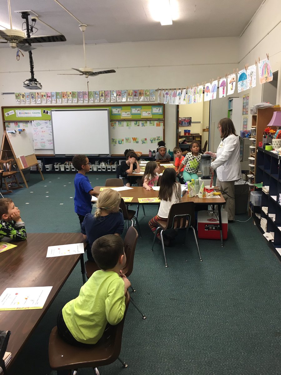 HanneysHotShots's tweet photo. Making smoothies with Mrs. Garrett from Nutrition Services, and learning about MyPlate!! Yum!! 🍌🍑🥛 https://t.co/QiYrj693zP