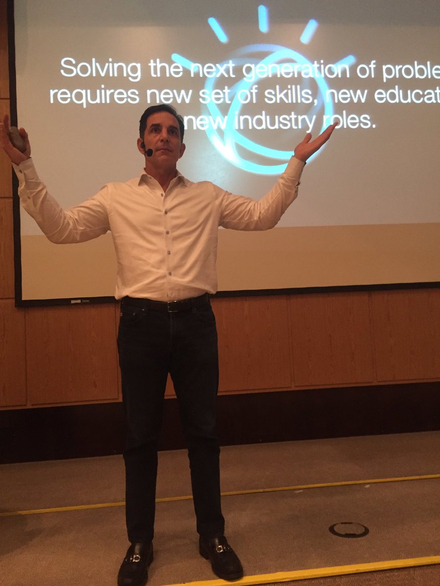 Claudiamucha's tweet photo. Amazing to have @rwlord in LA: such an inspiring message of how we win in Digital! THANKS! #proudtobedigital #digitalrocks #beachangeleader https://t.co/92k73KJsXu