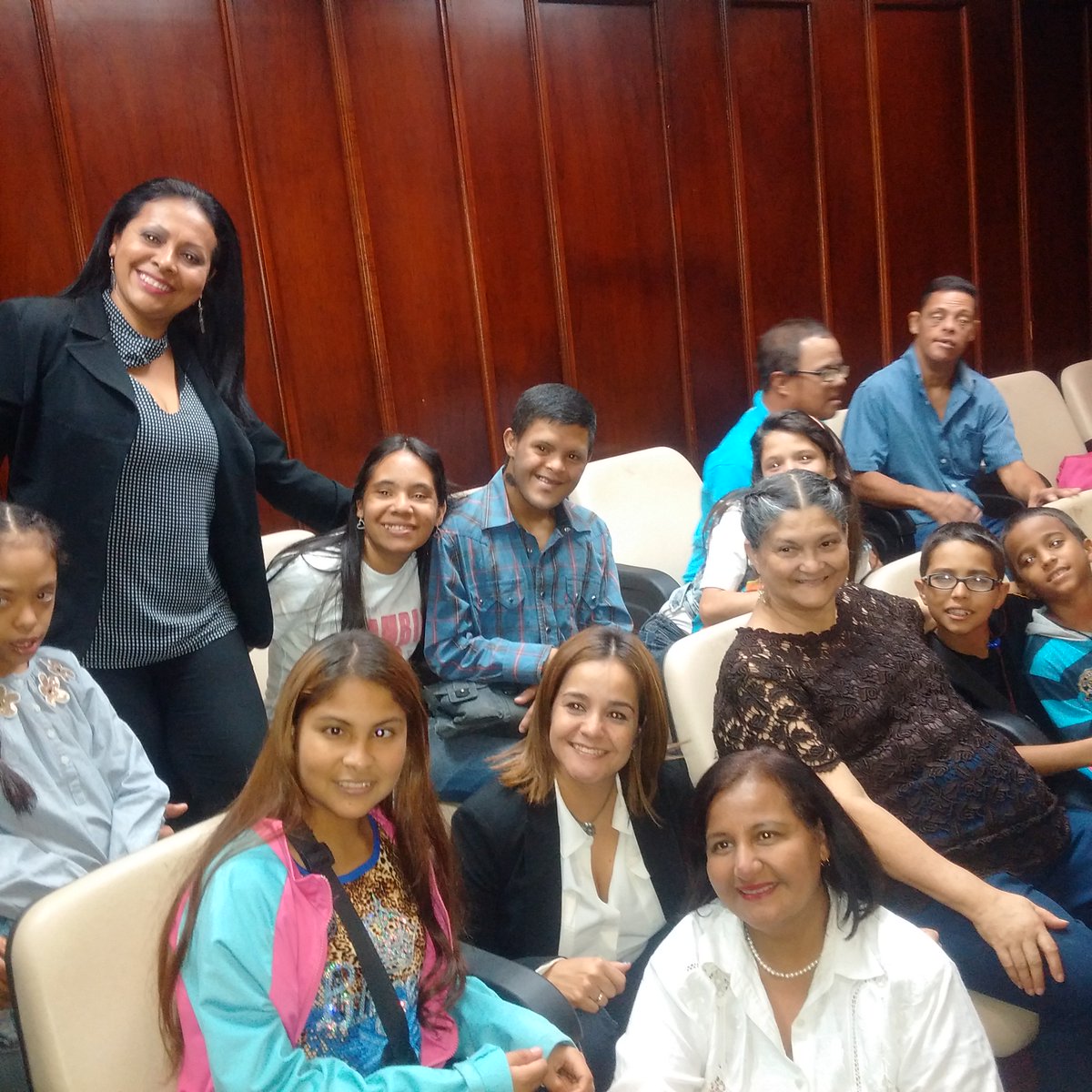 fesamigos's tweet photo. Hoy @fesamigos visita la asamblea nacional. Nuestro agradecimiento   al diputado @TomasGuanipa por la invitación https://t.co/g8DEIBqd3R