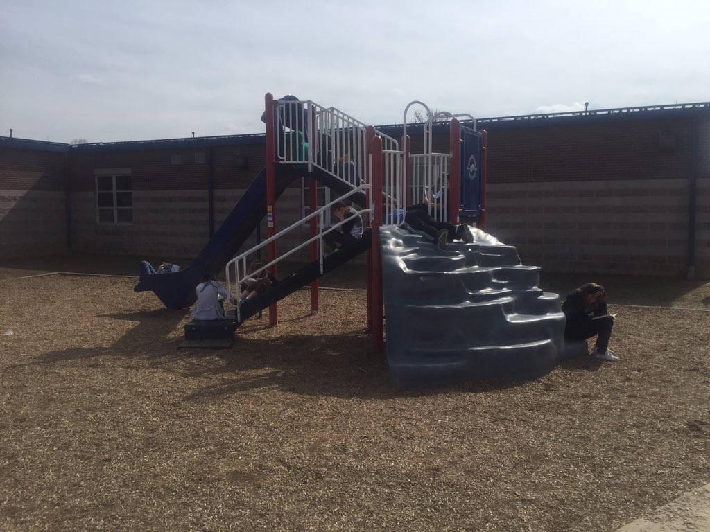 Enjoying the weather and reading a good book at the same time!!!
#ashlandsoar #niceweatherreading