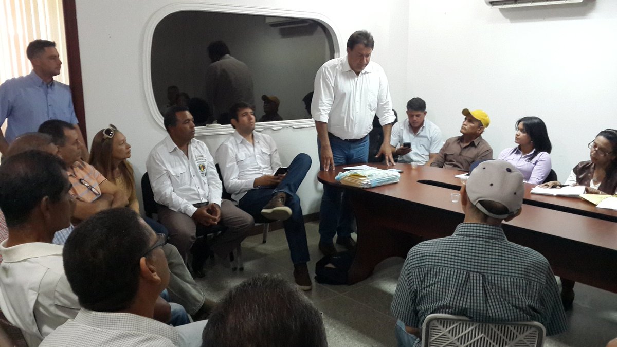 Adguarico's tweet photo. Alc @pedroloreto y Dip @prospericarlos prenden motores en 9 de 15 municipios orientales de cara al 25 y 26 de marzo #YoValidoAD #SiHayFuturo https://t.co/0W6CuF2jPW