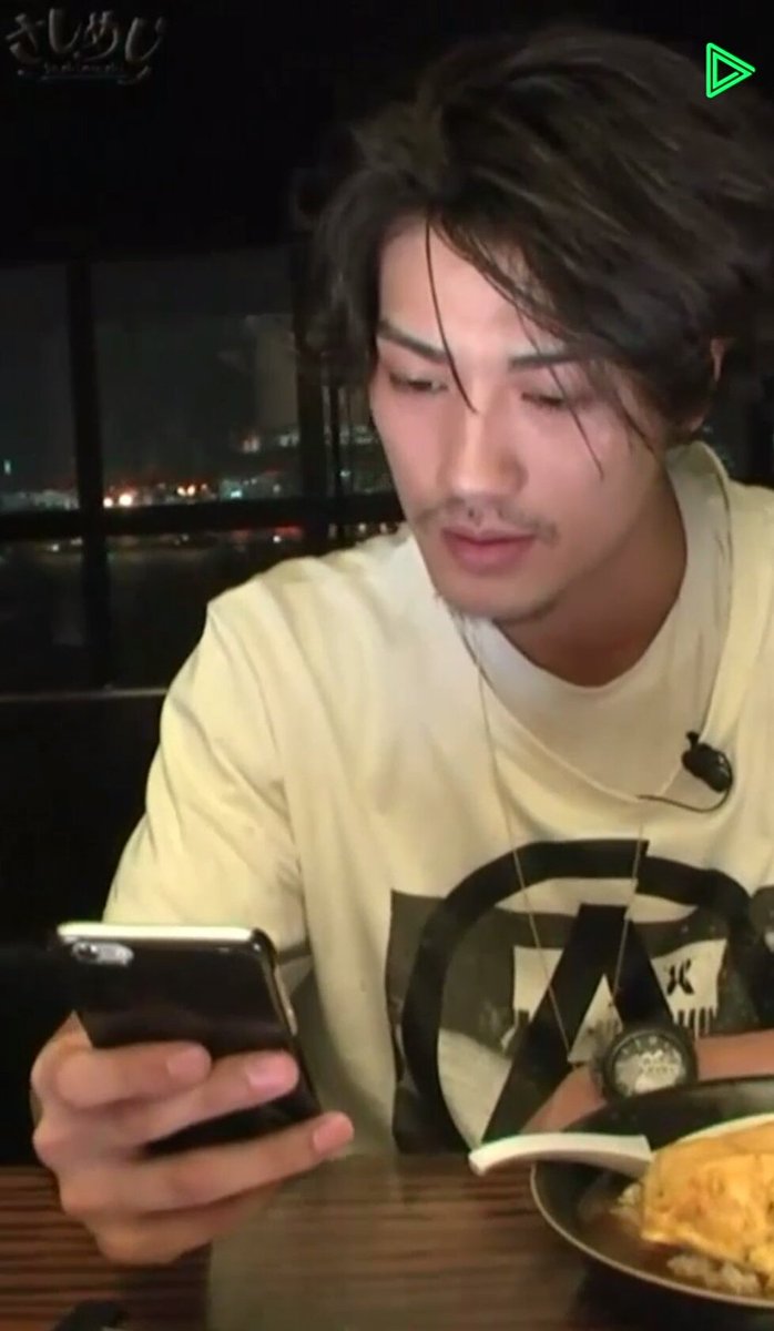 ルビィ ちなみにこれはさしめし収録中 このときは用意されたスマホ使用 亀も夜会ではスタッフが用意したスマホでドーナツを撮影 だけど私物は二人とも仁グッズの Iphoneケースなのよね ルビィ ちなみにこれはさしめし収録中 このときは用意されたスマホ使用 亀も夜会ではスタッフが用意したスマホでドーナツを撮影 だけど私物は二人とも仁グッズの Iphoneケースなのよね
