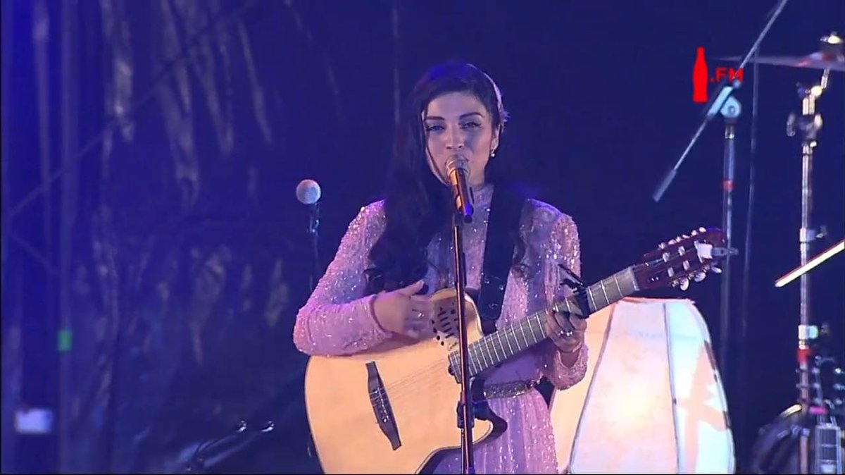 Mon_Laferte1983's tweet photo. Oye me Cabrón 
Si tu me pinches quisieras❤😭👐

@monlaferte  #VVL17 https://t.co/CeXQS0iVpI