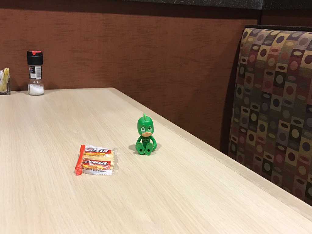 BenUSoftball's tweet photo. This guy didn't do his job today. No soup for you! Crackers only. #sadchip https://t.co/6glQM7HZF1