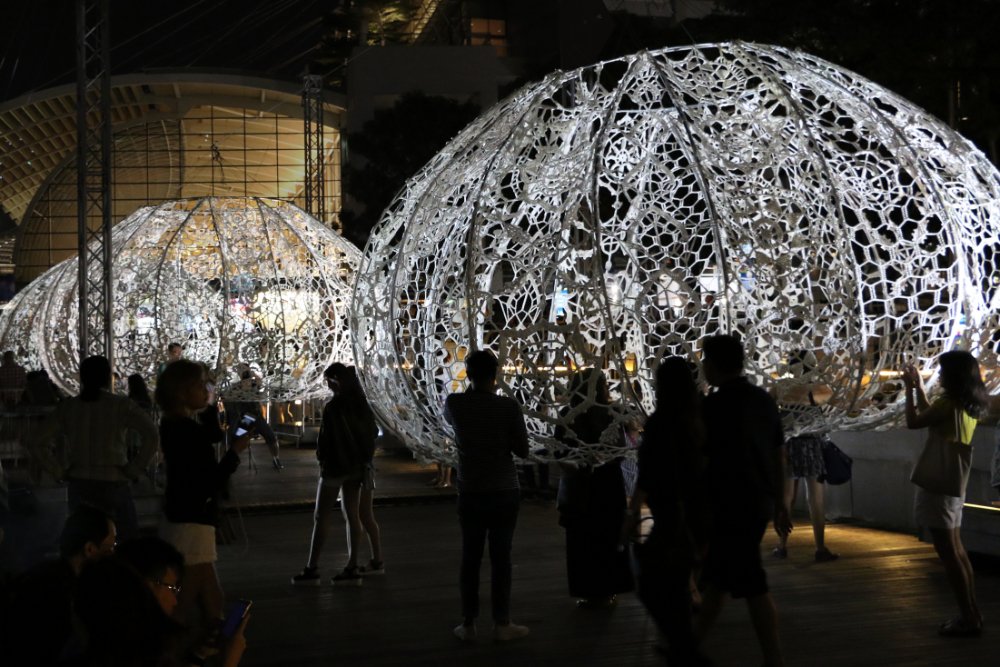 ChoiShineArch's tweet photo. The Urchins were installed in for Singapore #iLightMarinaBay.  More  on our website: https://t.co/DprWTK19yP https://t.co/qxsZQfBNxD