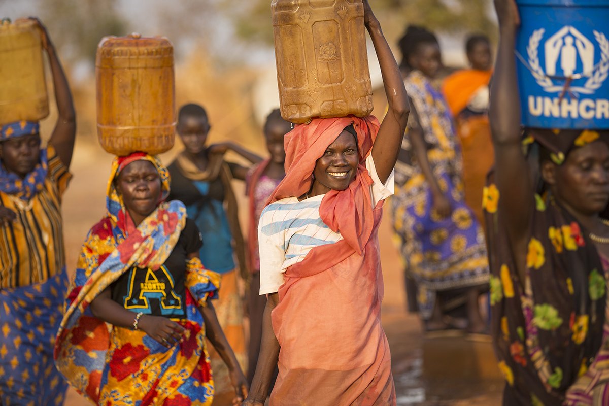 SamaritansPurse's tweet photo. In Africa &amp; Asia, women carry 45lbs of water on their heads-the equivalent of a checked airline bag. https://t.co/JFqGev62wl #GiveCleanWater https://t.co/WvN6NEEtuO