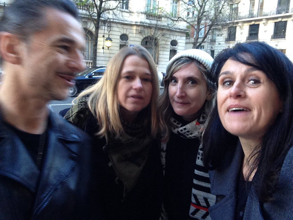 ziloodesbois's tweet photo. So much love @depechemode @RubyRose @joechelsea100 #depechemode #DaveGahan #devoteeforever. Paris, march 21 https://t.co/X8jXkEjDL2