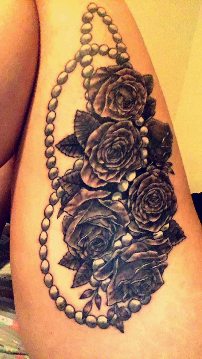 heyyitskelcixx's tweet photo. Finally got this beast done today❤️ #tatted #tattooedmom #rosesandpearls #blackandgreytattoo #thightats https://t.co/hwhr8Ek5LA