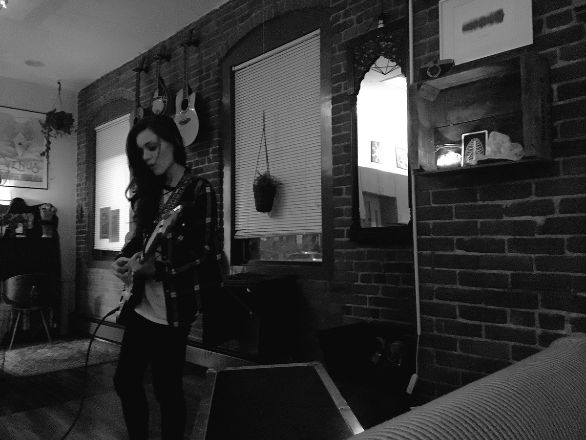 StormSmithMusic's tweet photo. Candid jams ✌🏼️👽 #fender https://t.co/FfOJbm9bD1