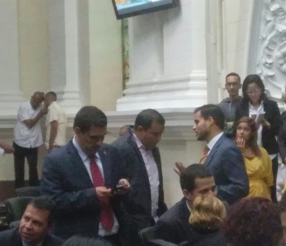 SergioVergaraG's tweet photo. INMORALES! Chavistas q abandonaron la @AsambleaVE  vienen hoy desesperados a detener aprobación del Acuerdo de apoyo a la Carta Democrática https://t.co/fcBHqjsEZq