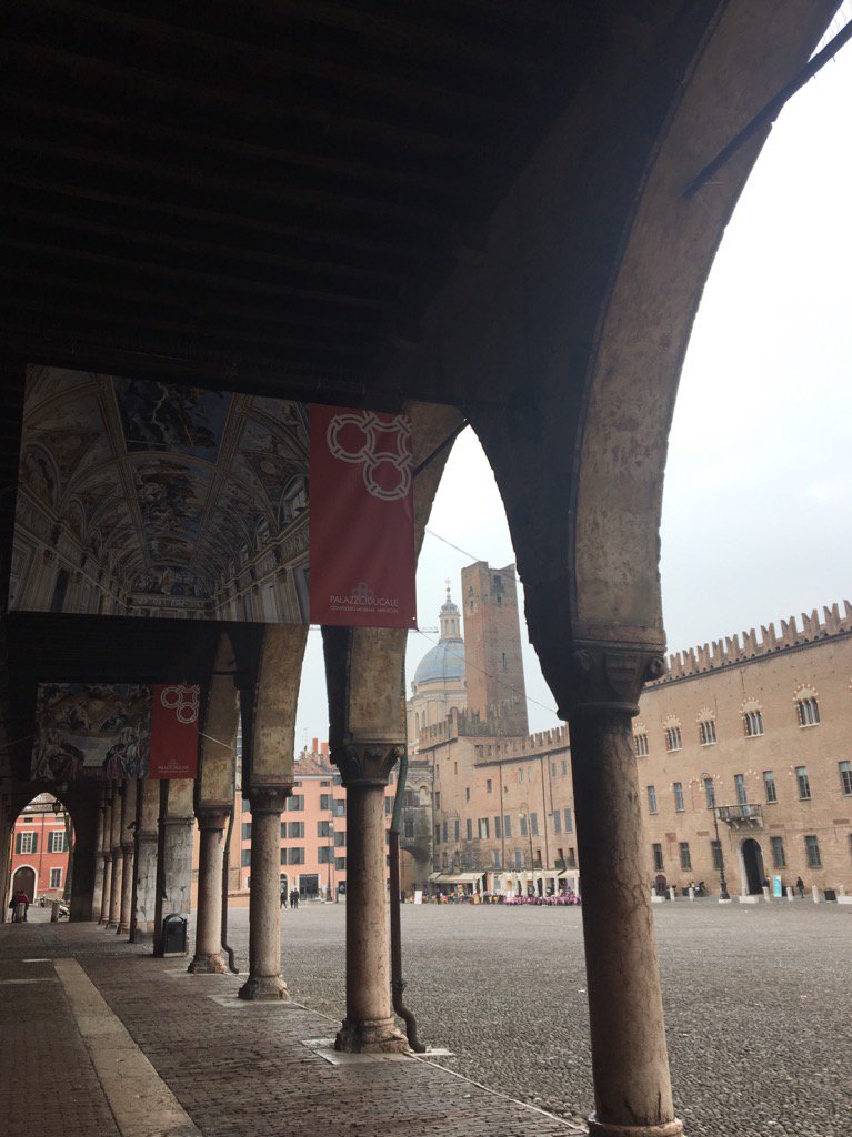 Inquadratura d'infilata di <a href="/PalazzoDucaleMN/">pal.mn</a> #piazzasordello #torredellagabbia e #basilicasantandrea a #Mantova