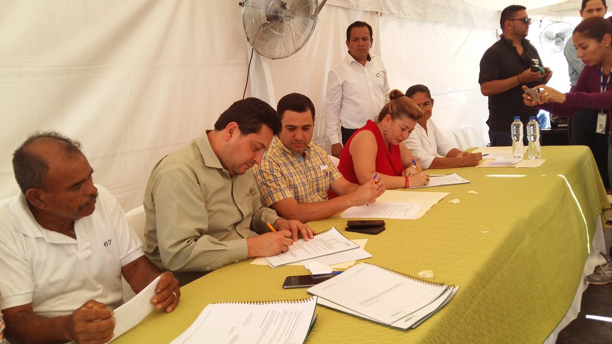 Gober_LosRios's tweet photo. Hoy el #SSC @IESSec firma la repotenciación de 3 nuevos dispensarios para los afiliados de #LosRios #Potosí #LaAngela #LaFelicidad @omarjuez https://t.co/mRVoyqzWBv