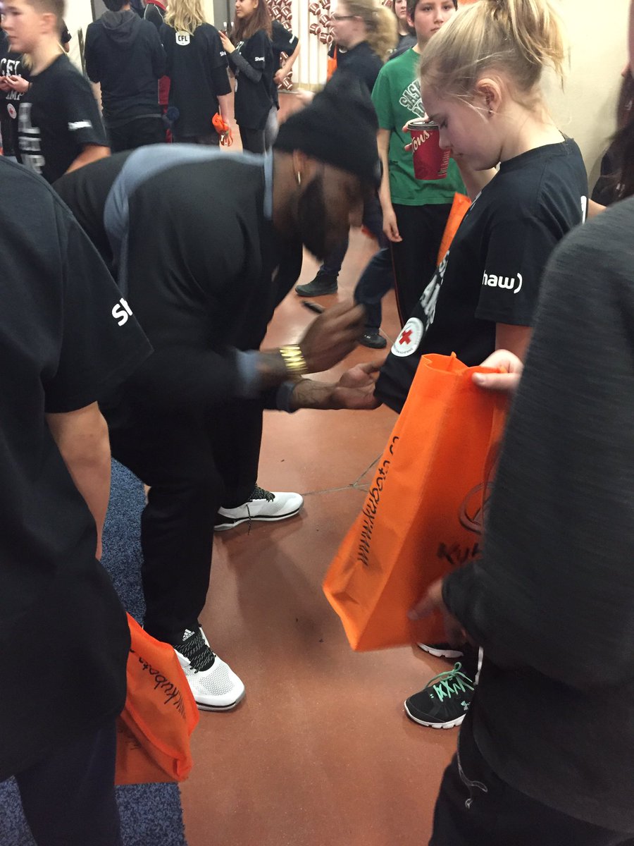 rink041's tweet photo. Hand a fantastic time hanging with some CFL players. #MarksCFLWeek https://t.co/EdnLhQijTN