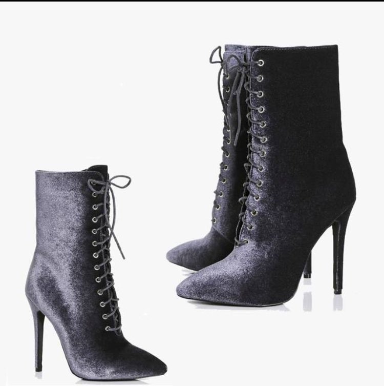 saradendesigns's tweet photo. We all need a bita of velvet in our lives and shoe form is usually the best!
details here: https://t.co/9HWHXXVsFo #styledeal #fblogger https://t.co/Kc7FfIE41Q