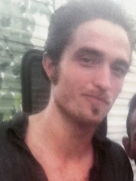 socalmom2four's tweet photo. It's amazing that these pics were taken just 5 days apart.
#RobertPattinson 
#onset #TheLostCityofZ #Colombia ~ #MOBOAwards #London #2015Rob https://t.co/hu6Rrk7B2w