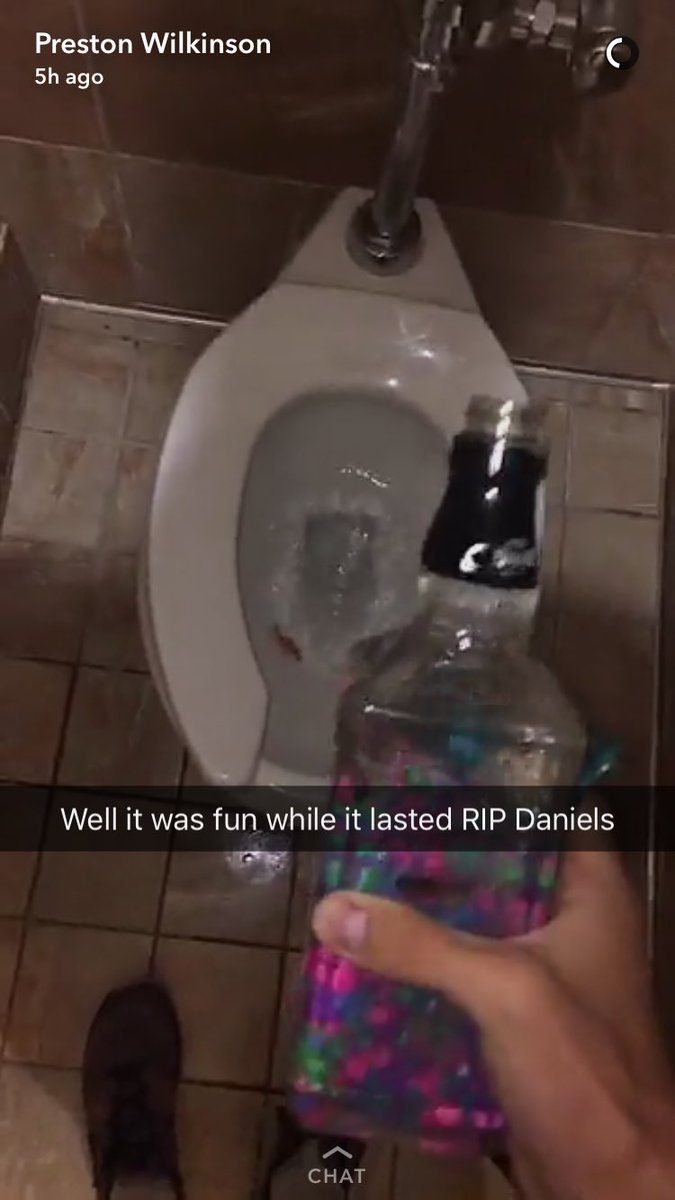 _molivia_'s tweet photo. Prime example as to why college guys can't be trusted #noteven24hours #pullanemolittledude https://t.co/cz1i50RQI5