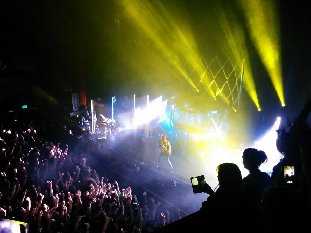 OLYMPIAHALL's tweet photo. Surprise pour les fans ! @tokiohotel interprète "Durch den Monsun", et en allemand pour le plus grand plaisir du public 😉 #LiveOlympia https://t.co/qFVVTP3l6u