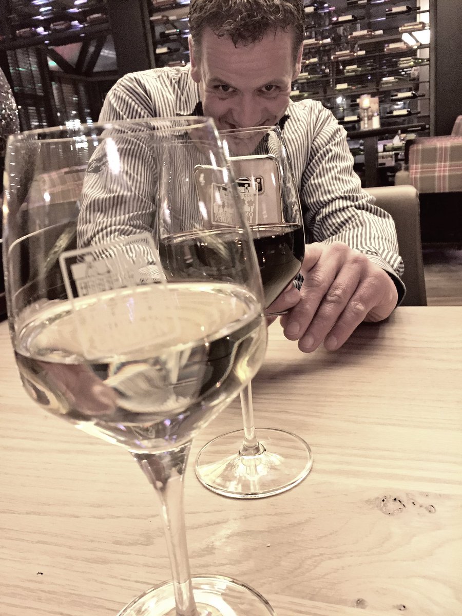 HCSonnenberg's tweet image. #Behindtheglass #Wineglass
Lol @ZuivelhSneek @RestODL 

Vergadering @BeleefSneek Wat een blije club ondernemers in hartje Sneek #BeleefSneek