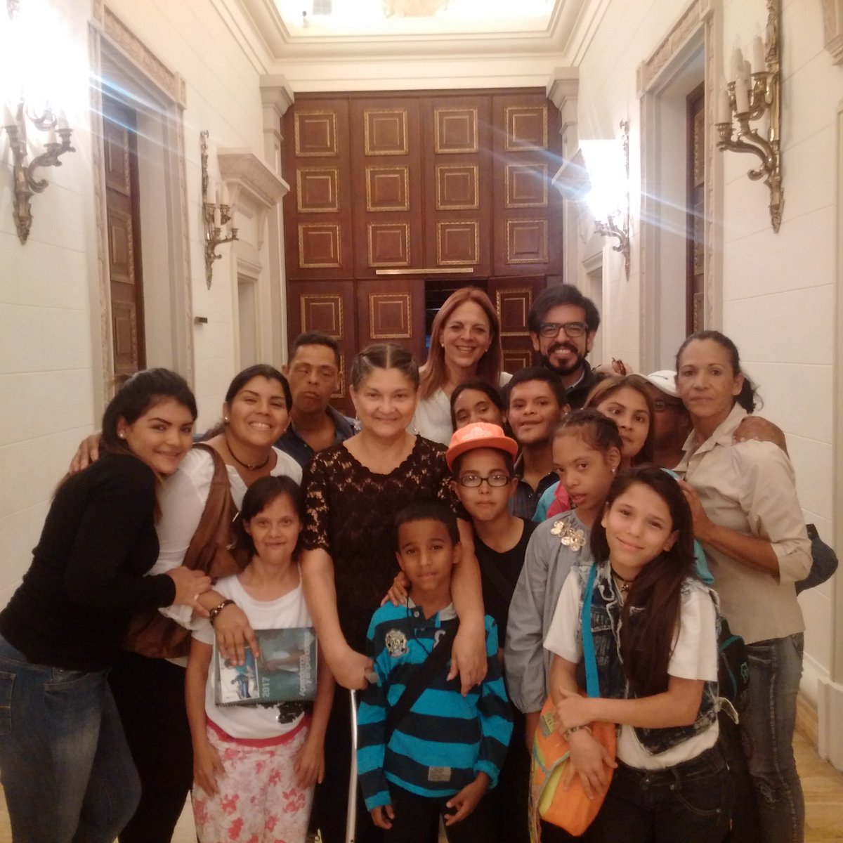 fesamigos's tweet photo. En nuestra visita a la @AsambleaVE nos encontramos al diputado @Miguel_Pizarro gracias por el cariño https://t.co/0ElTWHS15Q