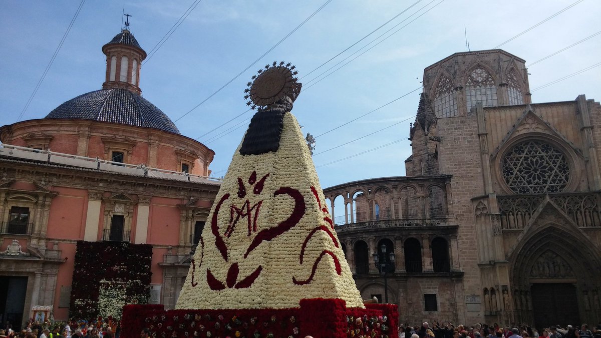 TopVlc's tweet photo. Tan preciosa como cada #Fallas ❤ #Geperudeta #Fallas2017 #Fallas2018 #Virgen #Ofrenda #Valencia #FelizMartes https://t.co/rjUnHC6YvH