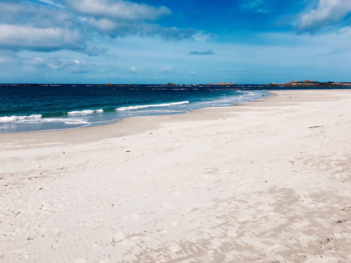 gsybeachguide's tweet photo. The sand at Cobo was ✨ today. https://t.co/KgH0oVSBd3