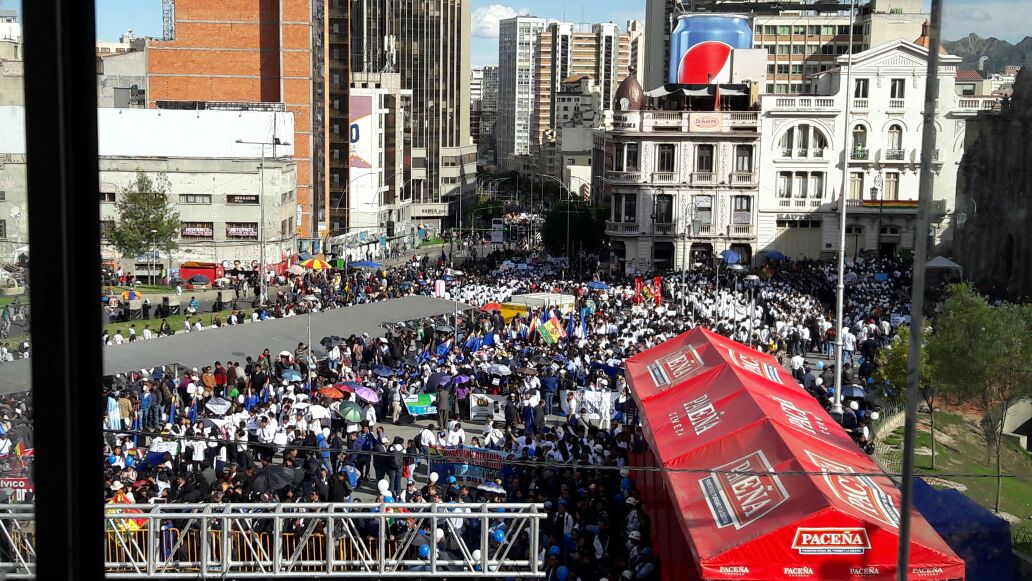 LaRazon_Bolivia's tweet photo. #MarParaBolivia
La "Marea Azul" concentra a miles de personas en la plaza San Francisco de #LaPaz por la reivindicación marítima https://t.co/79kJEBmpcH