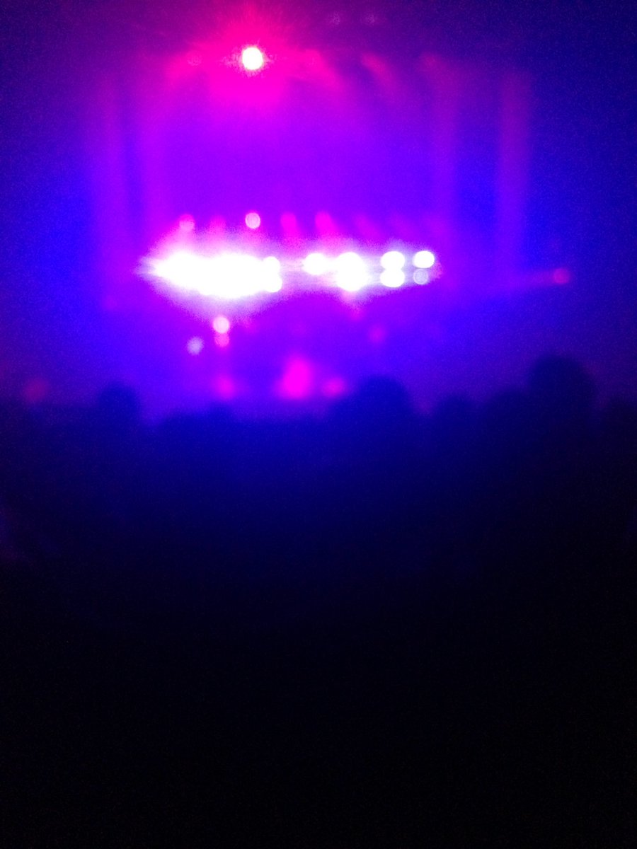 cowardsteeth's tweet image. @Elbow @Guy_Garvey just watching our mates play the apollo... scattered black and whites giving everyone smoke in the eyes....