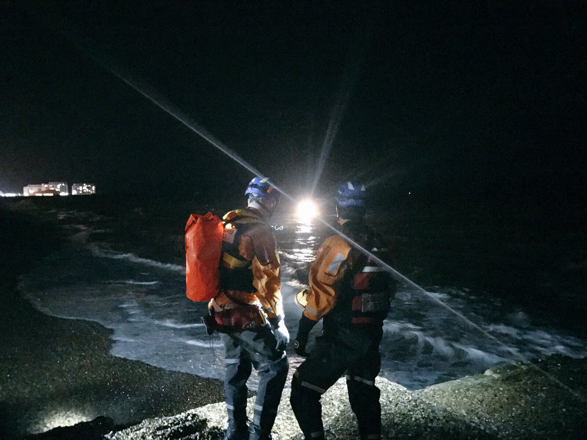 RNLIBrighton's tweet photo. Great training tonight with @ShorehamCG @CG_SDS at Banjo Groyne. Lifeboat and Search teams deployed. Photo credit-@BethanyRadnally #training https://t.co/UM1peEvRv8