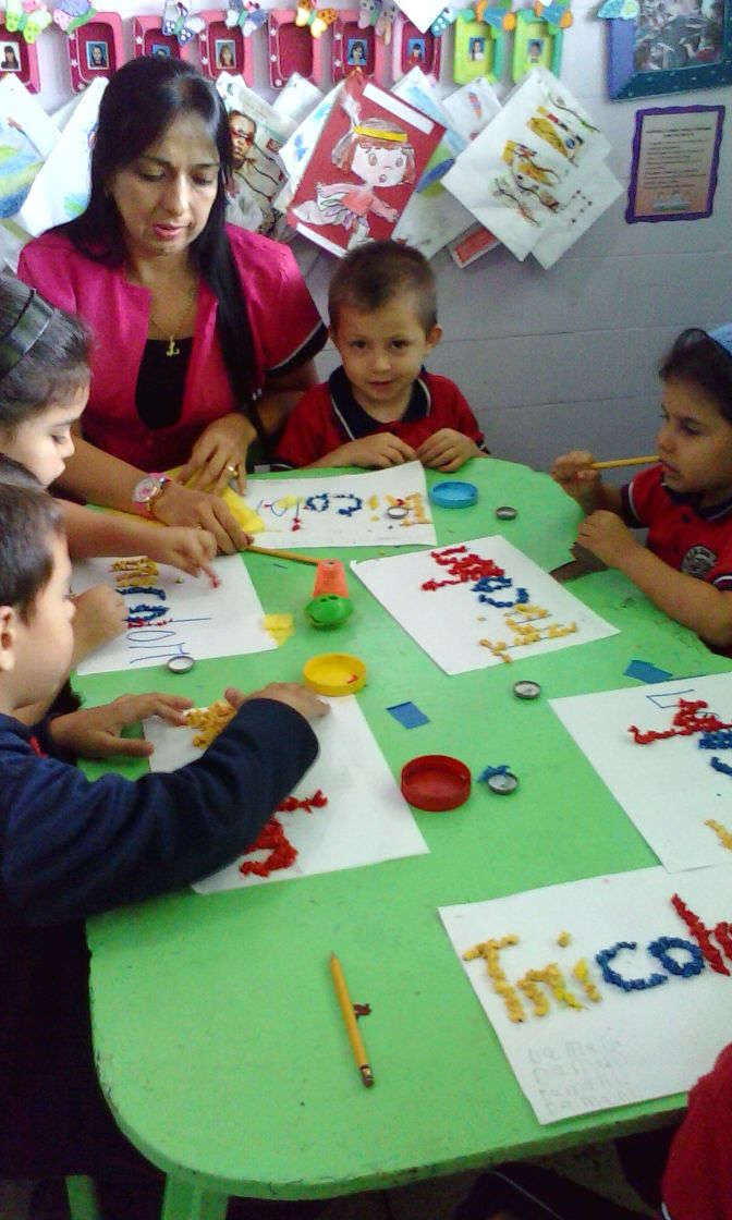 Crajauregui1's tweet photo. Niños y niñas colorean con La Revista Tricolor.CEI SAN VICENTE  @MPPEDUCACION @Crazet2011 @Crazetweb https://t.co/HJKG0spLQw