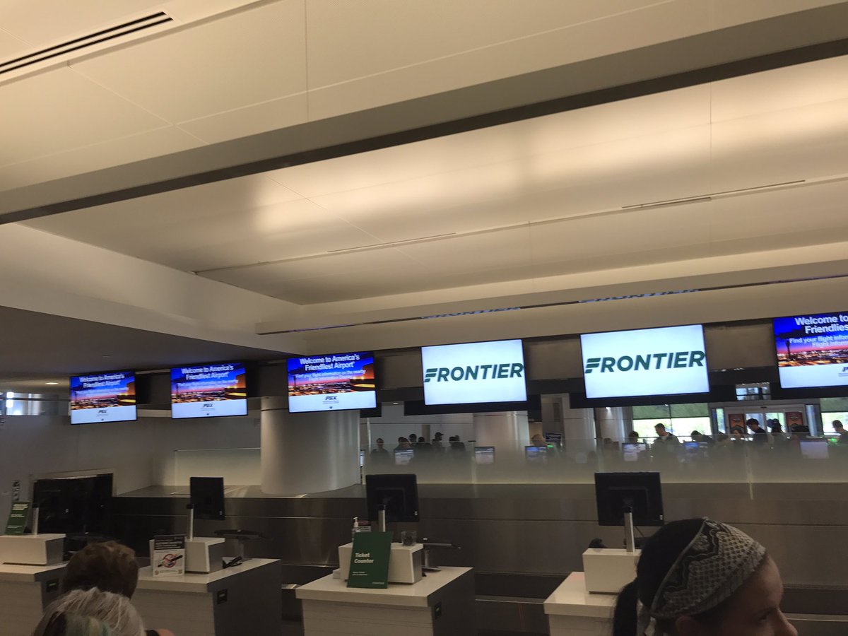 __Dimee's tweet photo. Line wrapped around the damn building &amp; the flight leave in 1 hour I really truly HATE @FlyFrontier https://t.co/GymAHqDbPU