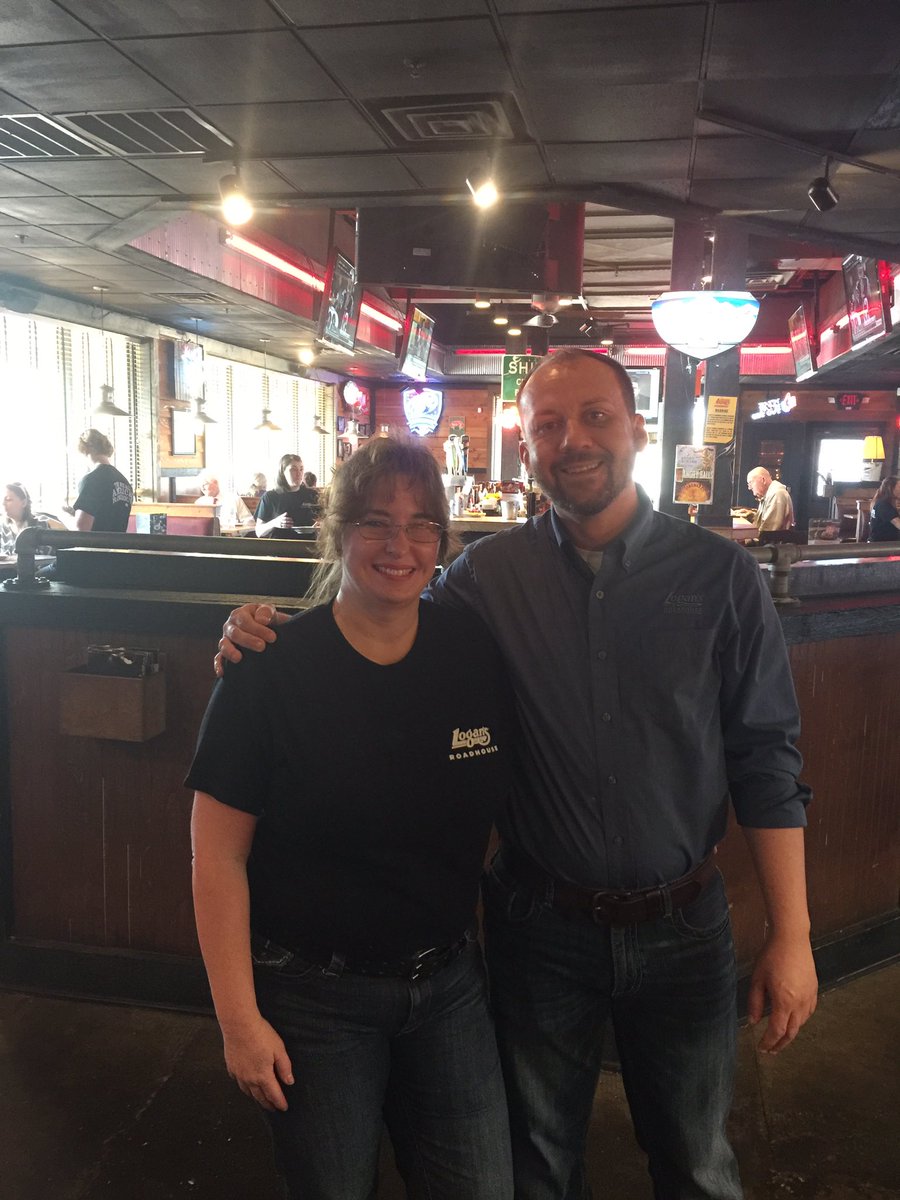 MojtabaiRay's tweet photo. Rebecca treating them like friends in Ft. Smith..welcome to the real roadhouse https://t.co/pXv9RlU55Q