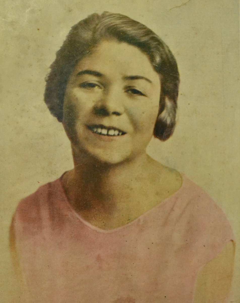 “Mi corazón es como un dios sin lengua,
Mudo se está a la espera del milagro”.

Alfonsina Storni
Argentina
#DíaMundialdelaPoesía