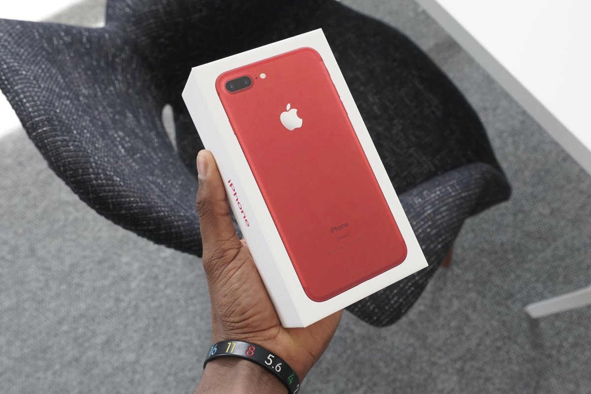 BSKQ7's tweet photo. Apple now sells a red iPhone 7 and 7+ 😍 https://t.co/l0cMd6EKdH