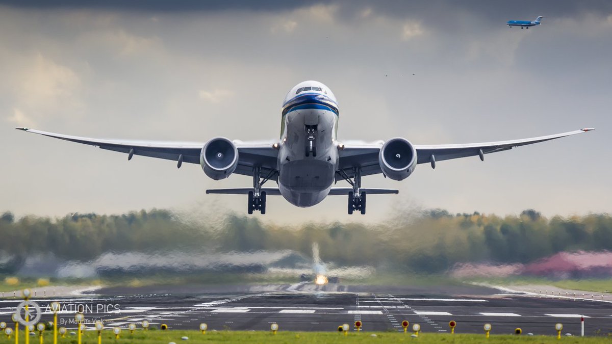 One in, one out! #avgeek