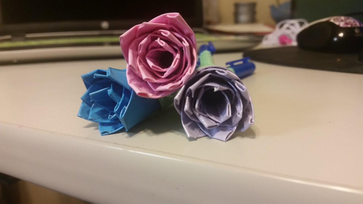 crayle_vanest's tweet photo. Want to learn how to make duct tape roses? https://t.co/Lf37yMLhp6 https://t.co/bQKh3NrbOf