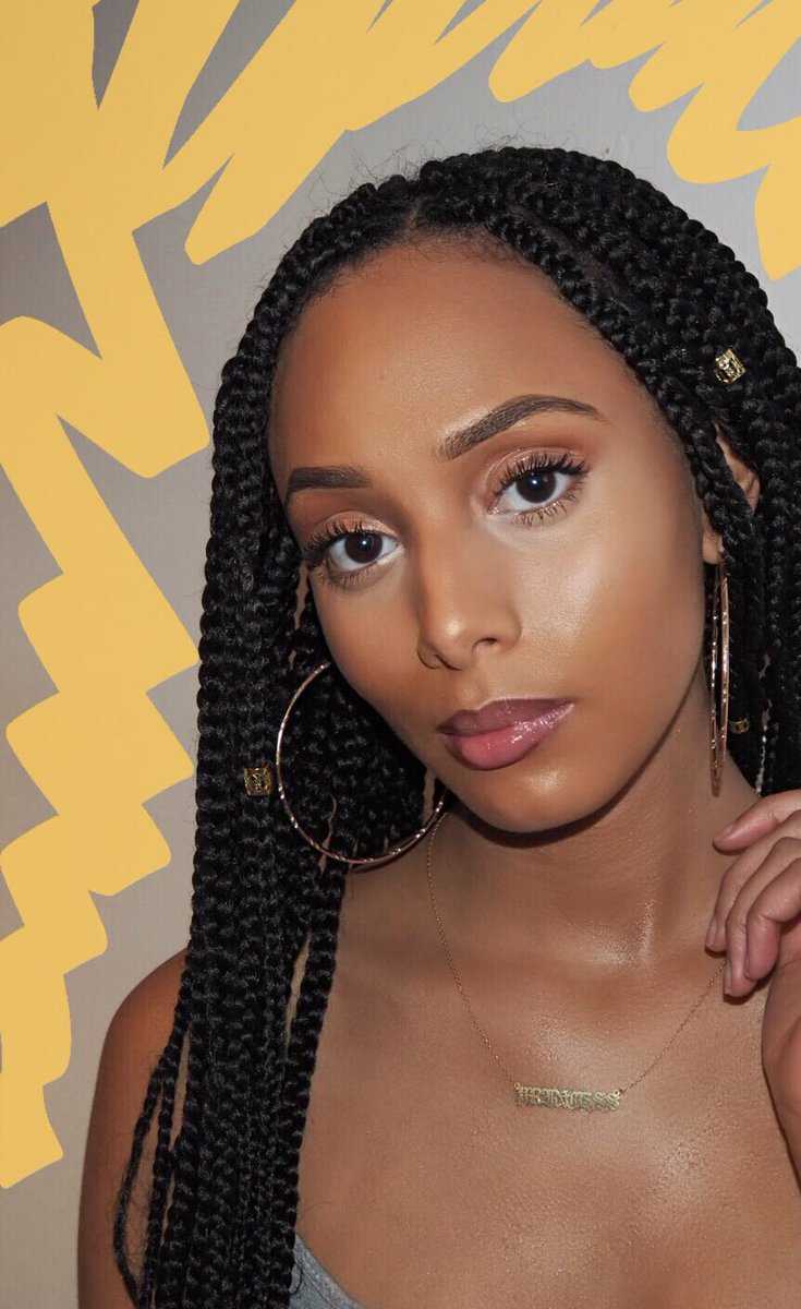 ZeenaXena's tweet photo. Simple makeup x drenched in @TropicSkinCare summer goddess body oil. ☀️ https://t.co/bnDDdJEE6E