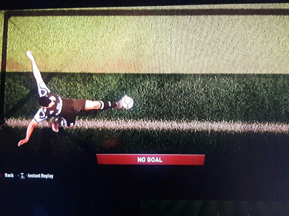 Ayyoo562's tweet photo. @EASPORTSFIFA Exactly how the fuck isn't this a goal? https://t.co/kgXavwyr1s