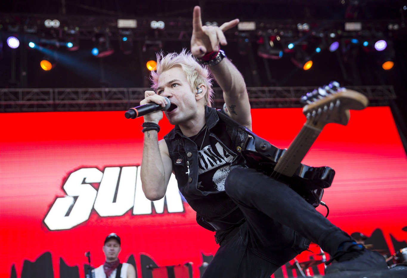 Happy 37th birthday to Sum 41 frontman Deryck Whibley!  