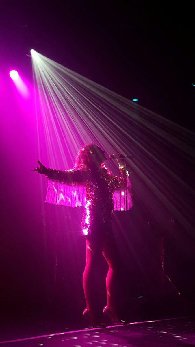 TributeDion's tweet photo. #celine #show https://t.co/9afVs3yKd3
