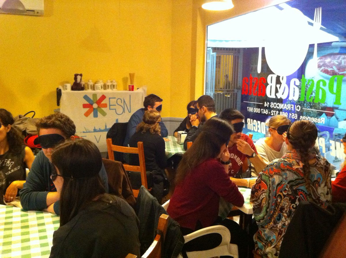ESNSevilla's tweet photo. #CenaACiegas como actividad de sensibilización. #SocialErasmusWeek #ExchangeAbility @ESNSevilla #Pasta&Basta https://t.co/QCgmV9z9Px