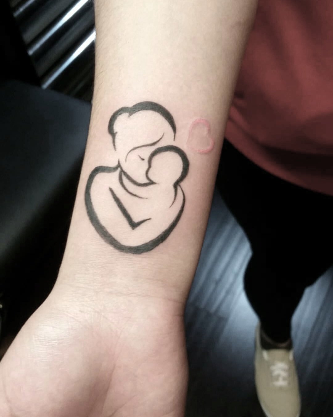 Angel Lira Tat2 on Twitter: "Cool Mom tattoo! By Angel Lira #momtattoo  #girlytattoo #wristtattoo #cutetattoo like &amp; share  https://t.co/ngt75Aq2tP" / Twitter