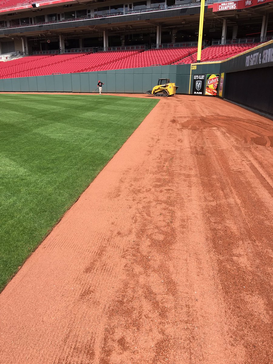 TurfSpartanLord's tweet photo. EdgeFest 2017. Put a heavy edge on the warning track and then back filled edges with @DuraEdge DuraTrax Warning Track Mix. #TightEdges https://t.co/fCEPKj1LnB