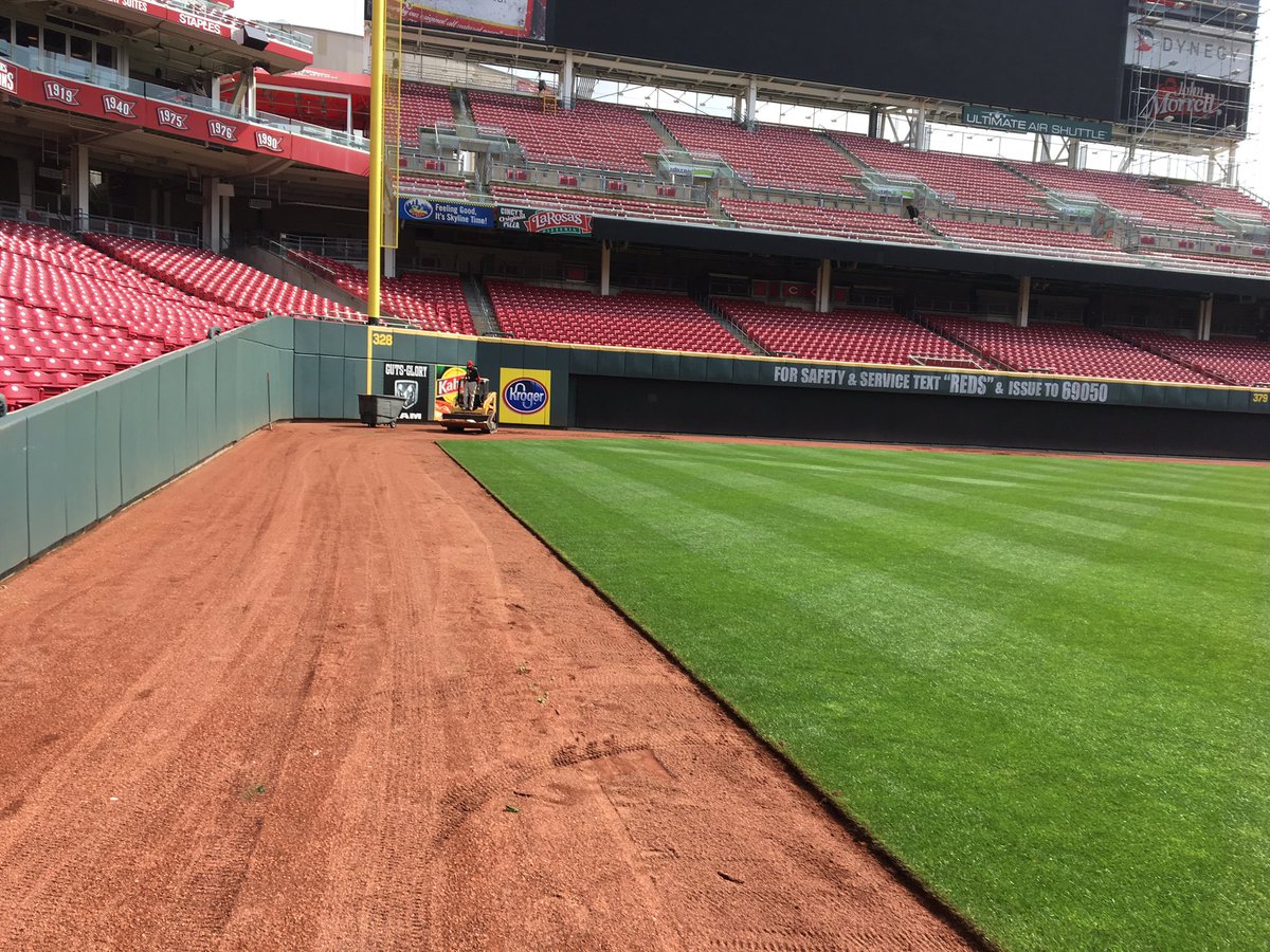TurfSpartanLord's tweet photo. EdgeFest 2017. Put a heavy edge on the warning track and then back filled edges with @DuraEdge DuraTrax Warning Track Mix. #TightEdges https://t.co/fCEPKj1LnB