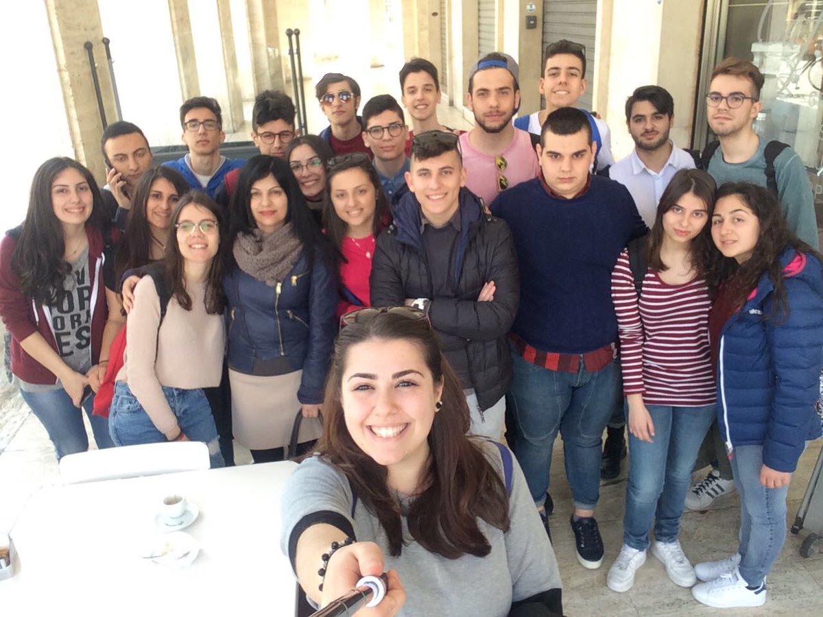 quartaA1617's tweet photo. Incontro inaspettato con l'esperta di Europe direct Loredana Panetta a Lecce durante il nostro viaggio distruzione.🌼 #ASOC1617 #OpenCoesione https://t.co/7SAEsZikek