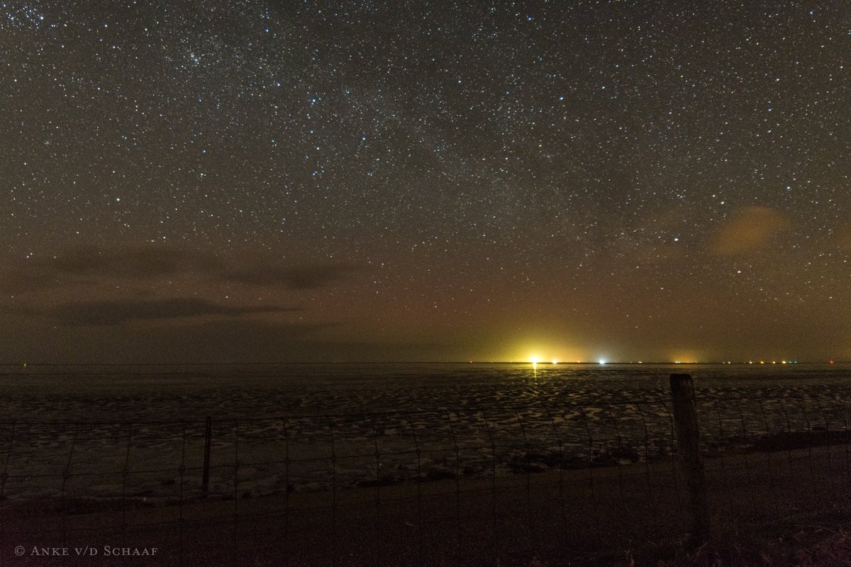 Een beetje #poollicht boven de Waddenzee vanavond. Uitzicht is op de vuurtoren van Ameland. #Auroraborealis #noorderlicht <a href="/PoollichtBE/">Poollicht België</a>