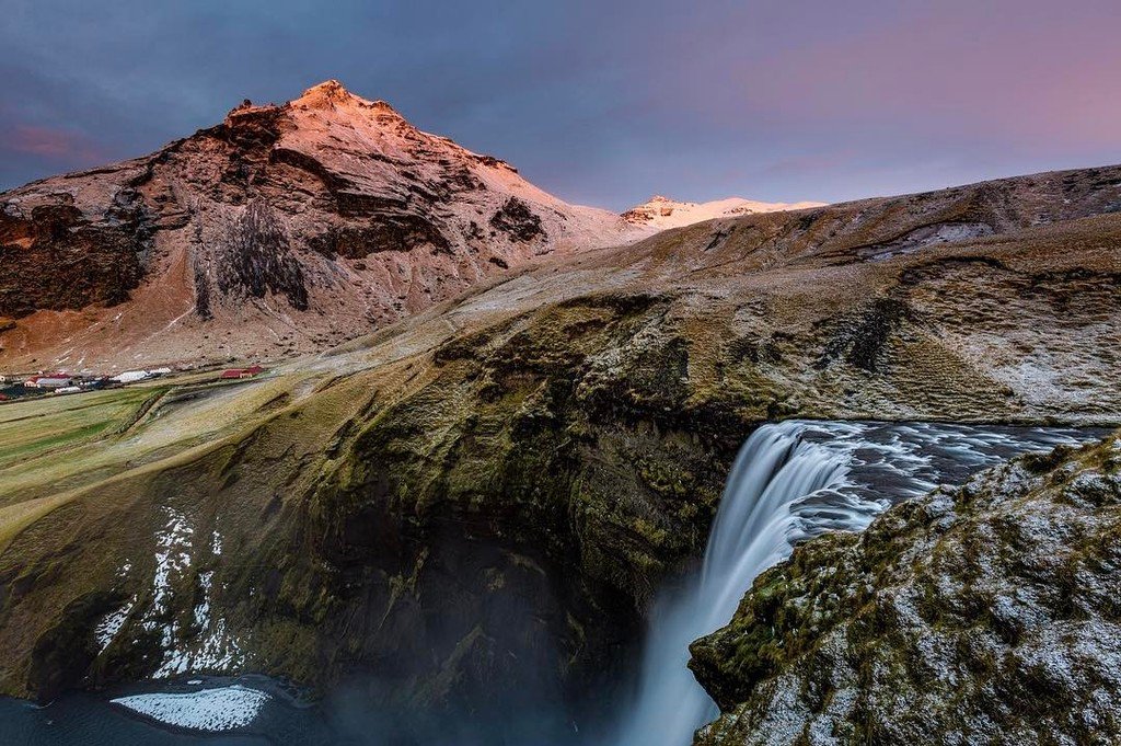 First light hits the peaks above Skógafoss giving them a beautiful pink glow. I thought I … ift.tt/2mNwUTN