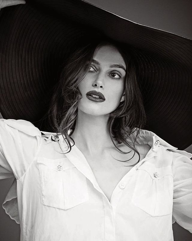 CapsizedJane's tweet image. •I'm a believer,
Nothing could be worse.
All these imaginary friends
Hiding betrayal;
Hoping to find a savior.
Put me to sleep, evil angel.•