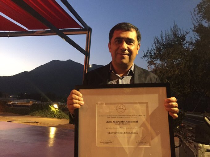 DeMartinoWines's tweet photo. Felicidades a nuestro enólogo jefe, Marcelo Retamal, por recibir el Premio a la Trayectoria Enológica del @CCronistasG (vía @MyMentrecopas). https://t.co/JojhmfJ2IR