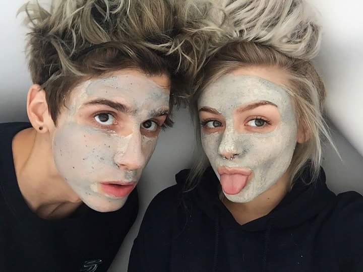 Cuando es noche de chicas.
<a href="/ColtonIhayncs/">Colton</a>