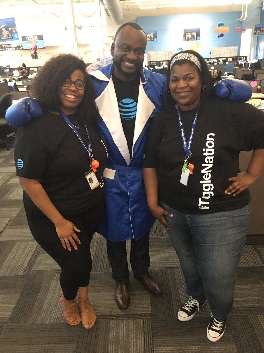 MzSanMo's tweet photo. The champ is here!! All he does is win!!Its always a privilege!@anthonyetuggle @lafstrongcc 🏀🏀🏀 https://t.co/dlTSmIjhwi